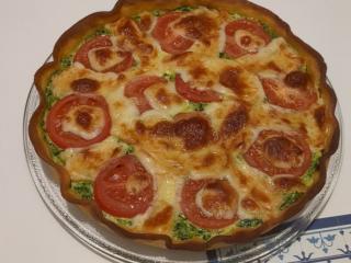 Torta salata con spinaci, pomodori e formaggi