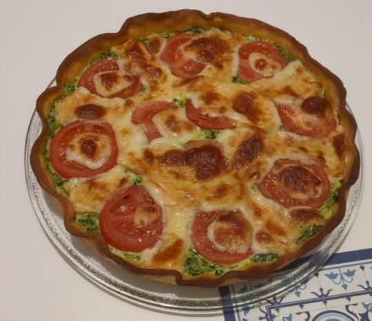 Torta salata con spinaci, pomodori e formaggi