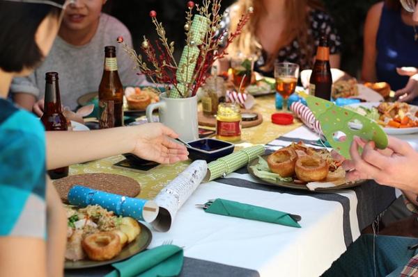 a cena con gli amici