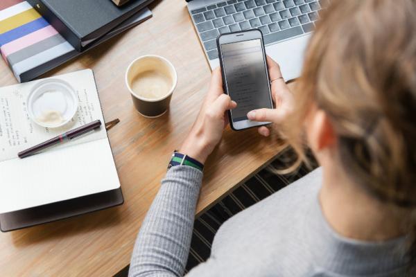 foto rawpixel (Unsplash): donna con smartphone