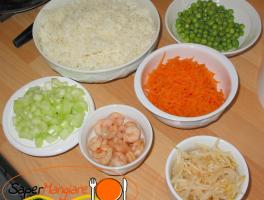 Prepara prima tutti gli ingredienti: il riso, i piselli, i gamberetti, le carote, il sedano e i germogli di soia