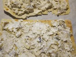 spalma la crema sulle sfoglie di pane carasau