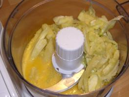 Frullare le uova con la polpa delle zucchine ben strizzata