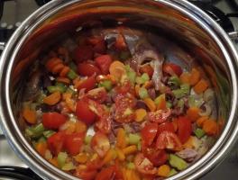 Soffriggere scalogno, pancetta, carota, sedano e pomodorini