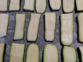 tagliare le zucchine a fette spesse circa 1 cm