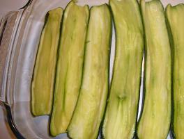 disporre le zucchine svuotate nella pirofila