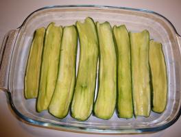 Disporre in una pirofila le zucchine svuotate