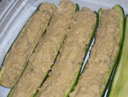 Riempire le zucchine con l'impasto