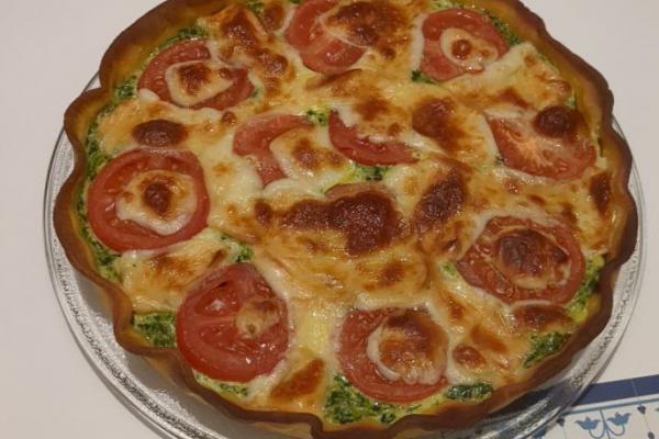 Torta salata con spinaci, pomodori e formaggi